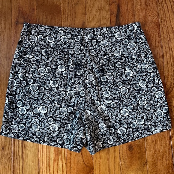 NEW BUTTON FRONT STRUCTURED SHORTS IN PALM LEAF - Picture 6 of 9